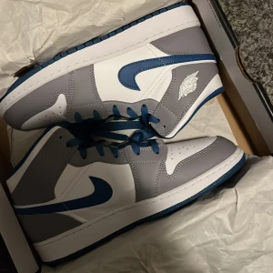 Nike Air Jordans i grått och blått - Snygga Nike Air Jordans. Jordan one mid true blue. 