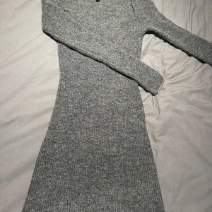 Grå stickad klänning från H&M - Säljer en grå stickad klänning från H&M. Den har en tight passform och långa ärmar. Klänningen är mjuk och bekväm, endast använd 2 gånger under julen därmed inga tecken på slitage. Storlek XS. Skriv innan du köper!!!🥰