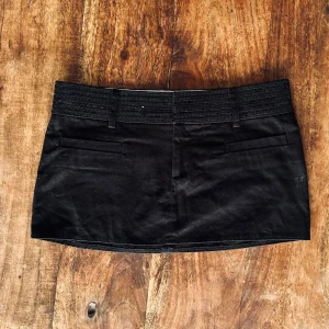 Minikjol/miniskirt - Min absoluta favorit men som tyvärr är för liten! Riktigt low waist och kort! Tjock rem av svarta paljetter som gör den festligare! Så fin och perfekt till utgång!