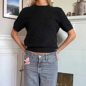 Stickad T-shirt  - Svart stickad tröja som är så snygg!! Lite nopprig men superlätt att ta bort med maskin. Kan även göra det innan varan skickas🫶🏼