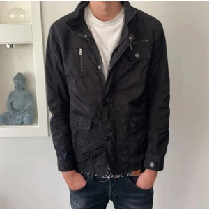 Feild Jacka - Tja säljer denna feta field jacka inför våren | mycket bra skick har knappt andvänts | storleken är L men sitter mer som M | kom gärna i dm med frågor och funderingar😁