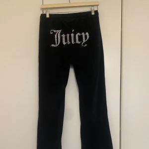Juicy Couture Tracksuit Velour - Svarta velourbyxor från Juicy Couture med alla stebsr kvar, använd ett fåtal gånger.