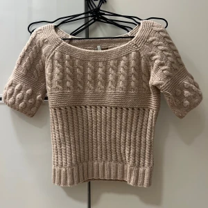 Stickad topp från Maje - Stickad topp från Maje, size T1 vilket är som size S. Köpt secondhand så tvättråd finns ej kvar och kan inte garantera äkthet. Skulle inte rekommendera till tjejer med stor byst för den är väldigt tajt på mig i det området som har d-kupa.