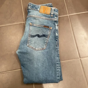 Nudie jeans Grim Tim - Säljer ett par väldigt fräsch Nudie jeans i storlek 30, 30 passar perfekt om man är 170cm. Kan bli billigare vid en snabb och smidig affär!