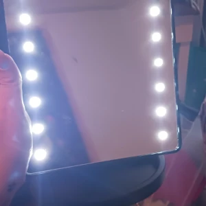 Sminkspegel med LED-belysning - Praktisk sminkspegel med inbyggd LED-belysning runt kanterna för optimal belysning vid sminkning. Perfekt för att få till den perfekta looken oavsett ljusförhållanden.