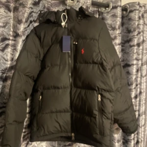 HELT NY RALPH LAUREN JACKA - Ny Ralph Lauren Jacka - Svart, Storlek M - Originaltaggar & QR-kod Säljer en helt ny och oanvänd Ralph Lauren-jacka i svart, regular fit.  Högstbjudande. Jackan är ny men säljs då den inte passar mig. Frakt erbjuds (köparen står för kostnaden). Kontakta mig för fler frågor eller köp!. 12A