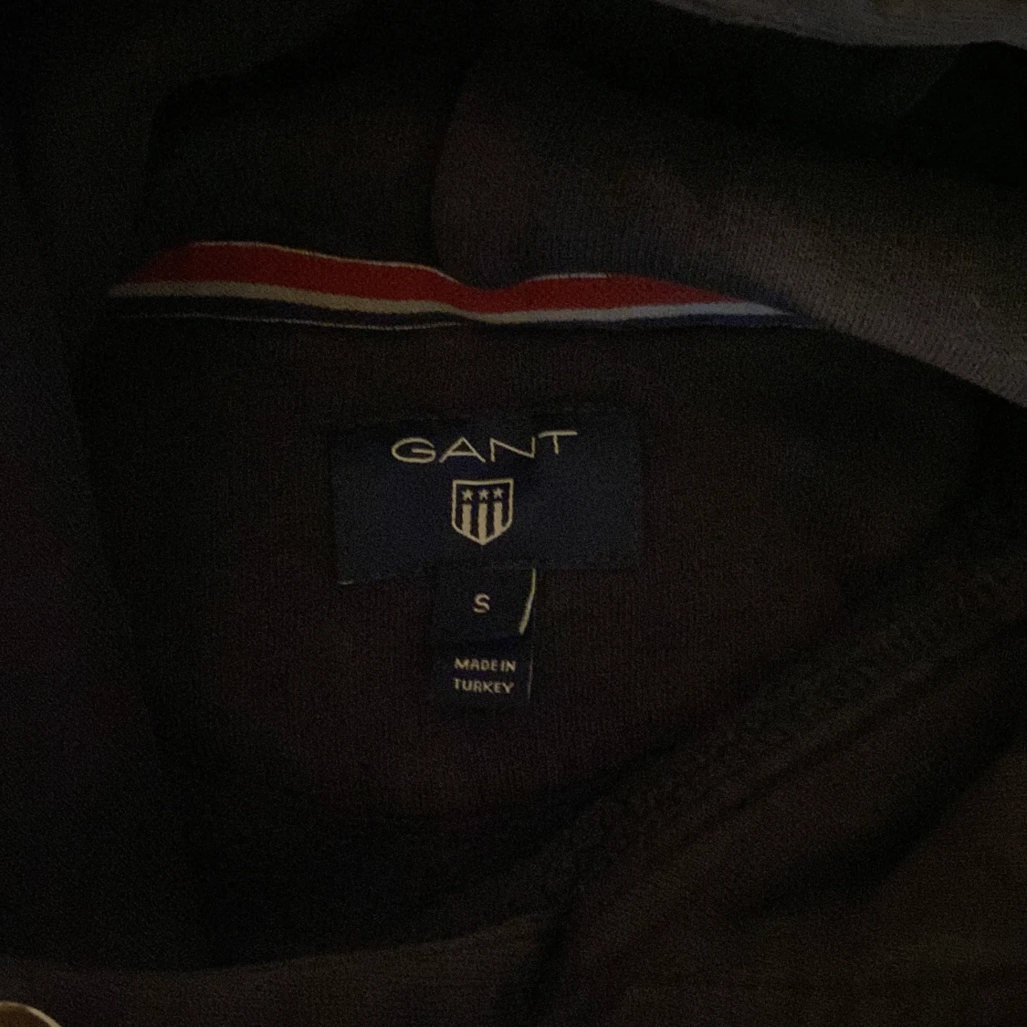 Mörkblå hoodie från GANT - 90