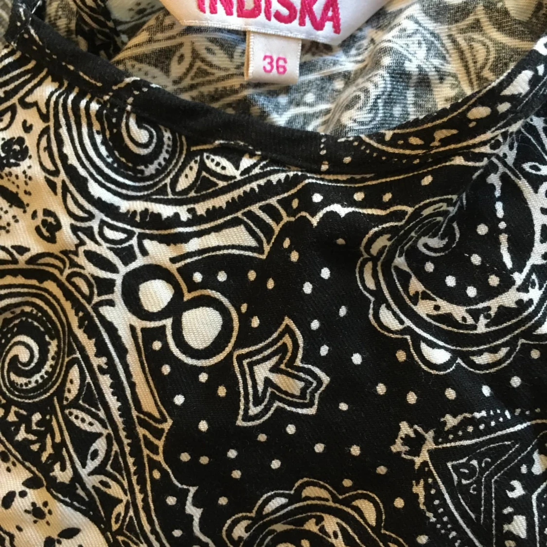 Svart och vit mönstrad klänning från Indiska/36 - 92