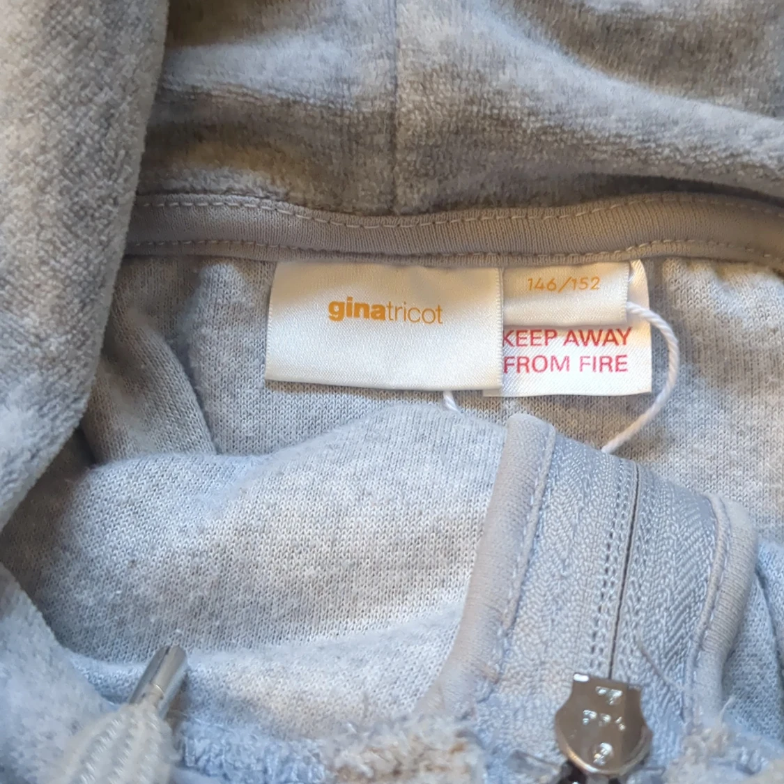 Grå hoodie från Gina Tricot - 91