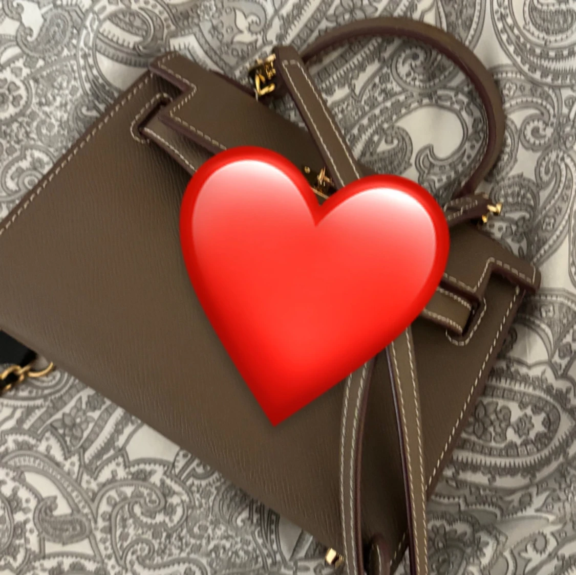 Brun handväska med gulddetaljer