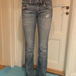Blå bootcut jeans - Snygga blå bootcut jeans som är lågmidjade! De har som ett ”skärp” där uppe i jeans som gör de väldigt fina o unika. Äkta diesel jeans i bra skick. 