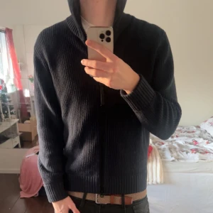 Marinblåcardigan från J.Lindeberg - Snygg marinblå ribbad hoodie från J.Lindeberg med dragkedja framtill. Perfekt för kyligare dagar med sin stilrena design och bekväma passform. Ny pris 2800-: mitt pris 2000-: skick 10/10 använd max 2 gånger. Skriv vid funderingar! Kan gå ner i pris vid snabb affär!🙌🏻