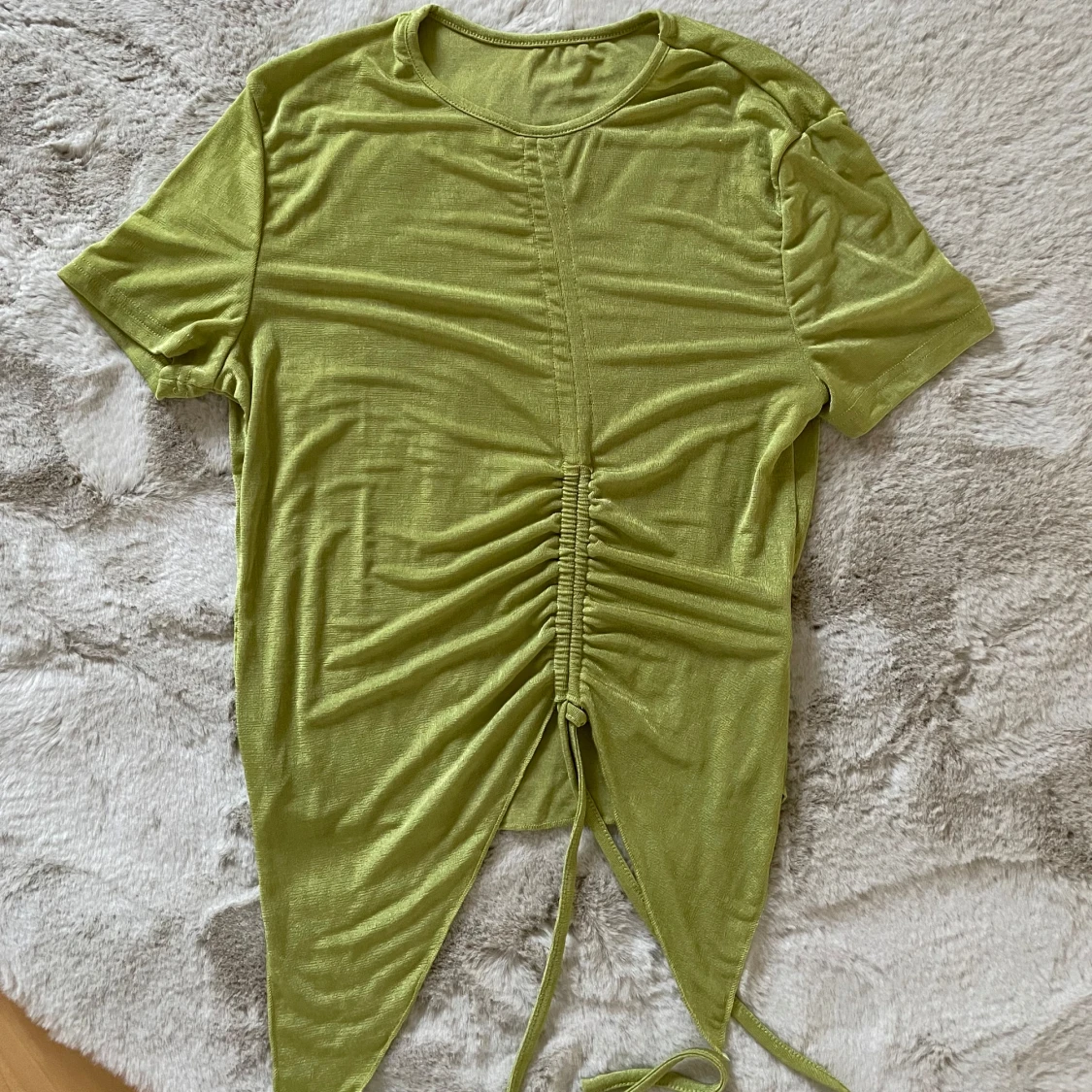 Grön kortärmad topp med snörning M/L - 90