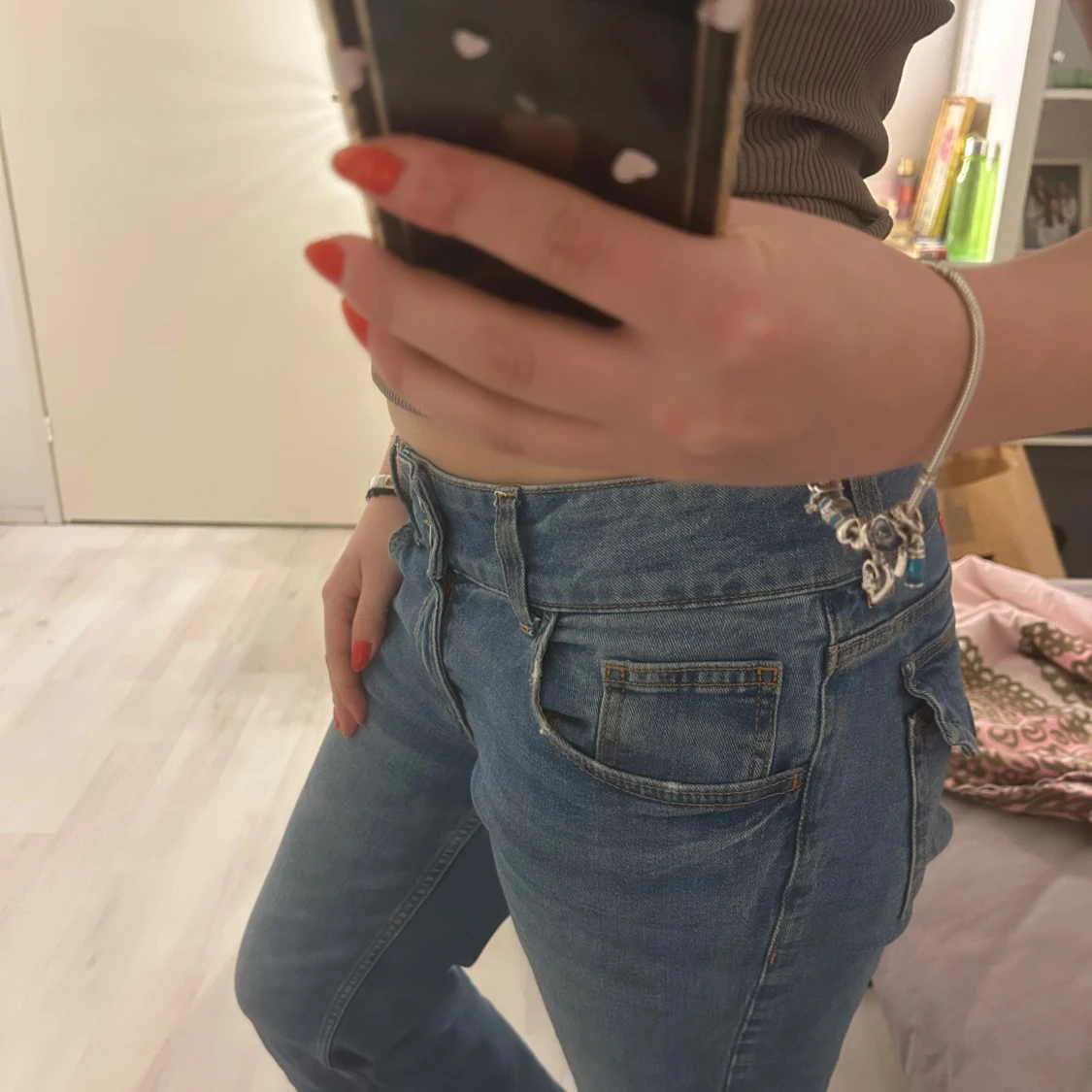 Blå jeans med knappdetalj - 90