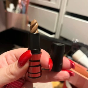 Lust Lipstick från Teeez - Snyggt läppstift från Teeez i en djärv röd nyans. Förpackningen är stilren med svarta och röda detaljer. Perfekt för att ge dina läppar en intensiv färg och en lyxig känsla. Liten format helt ny!