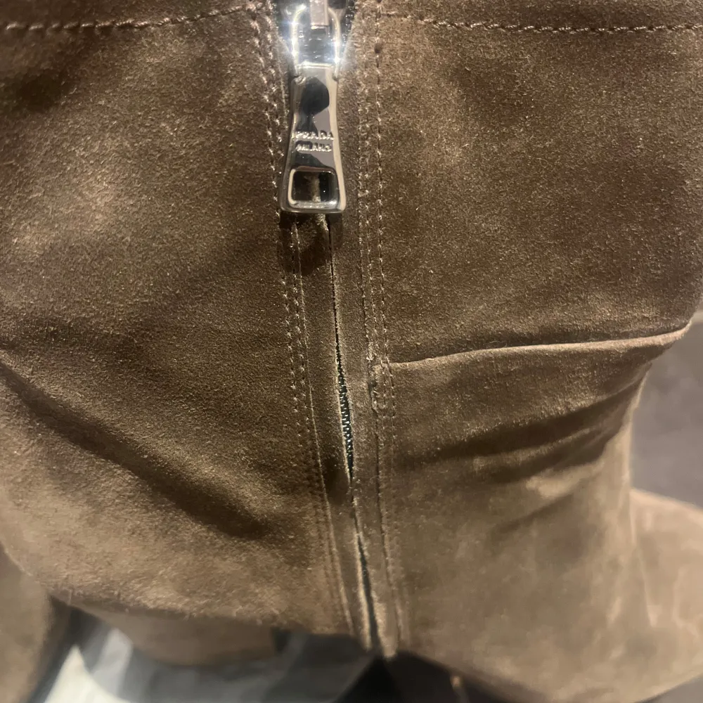 Snygga bruna mocka boots från Prada med klack. Perfekta för höst och vinter. Stilren design med diskret logotyp på sidan.. Kengät.