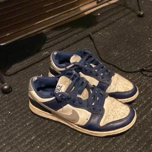 Nike DUNK midnight navy  - Säljer ett par läckra dunks. De är sparsamt använda och bra skor för priset. Köptes för 2,3k och priset går att diskutera. 
