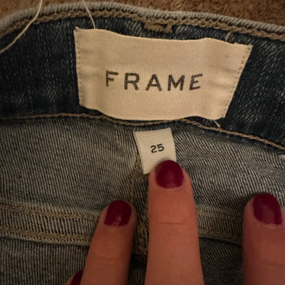 Säljer ett par snygga blå lågmidjade bootcut jeans från Frame. . Farkut & Housut.
