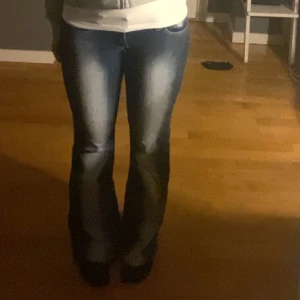 Blå weekday bootcut jeans - Trendiga jeans från weekday! Använda 2-3 gånger, pris kan diskuteras. Original pris 399kr, slutsåld i nästan alla storlekar.