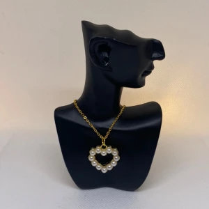 Pearl heart necklace🤍✨ - Supergulligt handgjort halsband😊Kedjan är 40cm🤍
