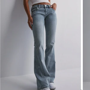 Blå bootcut jeans true religon  - Helt nya true religon jeans använd en gån helt nya utan pris lapp köpta från Nelly. Ny pris 1300 💓säljer för att jag köpte i fel storlek ❣️skriv för egna bilder, inga skador!