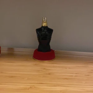 Jpg le make le parfume  - Den har 70ml kvar och har flaskan och locket 