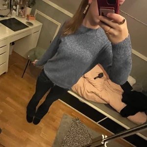 Blå stickad tröja från Vera Moda  - Mysig blå stickad tröja från Vera Moda. Den är helt ny och aldrig använd och har då inga defekter eller tecken på användning.💘