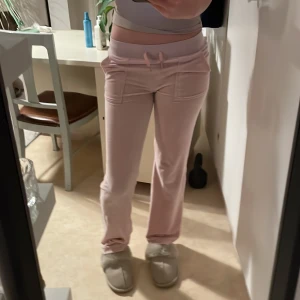 Ljus rosa Juicy couture  - Säljer ett par bekväma rosa juicy med snörning, tyvärr har en av metall grejen låsnat på det ena snöret. Byxorna har fickor fram och bak, samt en fin passform för vilka kropp typer som helst. Jag köpte dom för ett år sedan och är andvända. Det är storlek xs men passar för folk med storlek s också, kontakta för mer information 