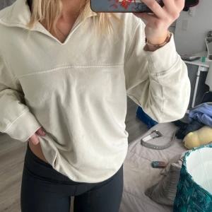 Beige tröja med krage - Säljer en stilren beige tröja med krage och långa ärmar i storlek S (passar dock större storlekar då den är oversized) från WEEKDAY. Tröjans skick är som nytt. Kontakta mig för fler bilder eller frågor!!💕💕💕💕