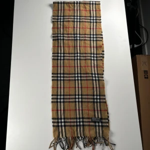 Burberry Scarf - Burberry scarf, onesize, skick 8/10, pris 1199kr. Hör gärna av dig vid frågor eller funderingar.