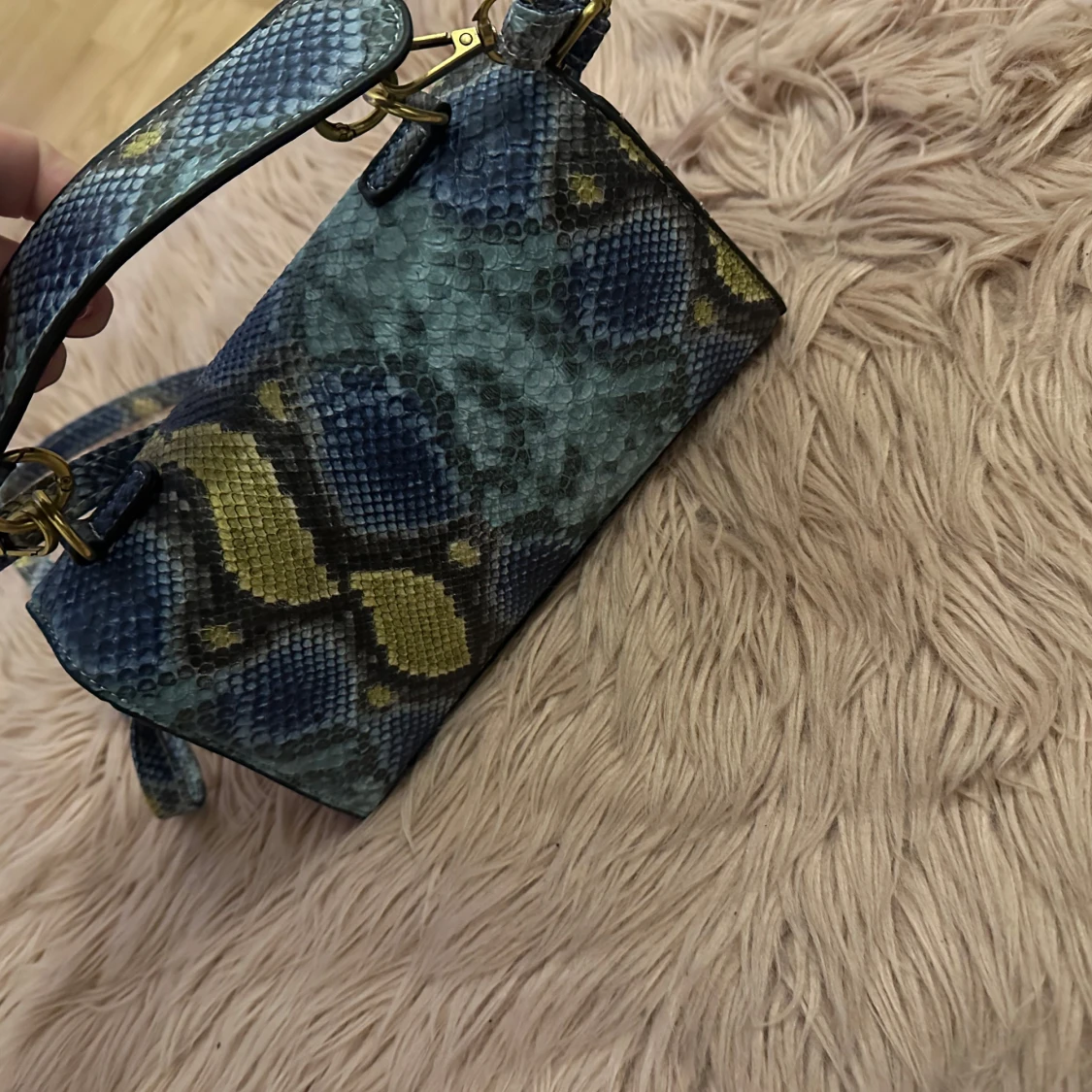 Ormmönstrad axelväska med gulddetaljer - 91