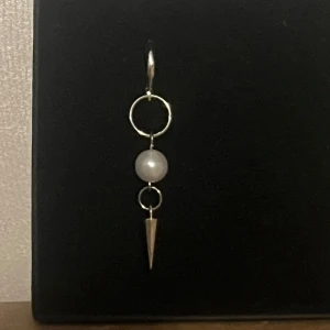 Silverörhänge  - Ett silverörhängen som även finns att köpa i par så kolla mina andra annonser!