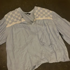Blus från Zara i ljus blå  - Andvänt den 1 gång och sen inte mer storlek S 