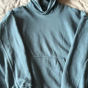 Blå hoodie från Abercrombie & Fitch - Säljer en blå oversized hoodie från Abercrombie & Fitch. Den har en stor ficka framtill och en mysig huva. Perfekt för en avslappnad stil.