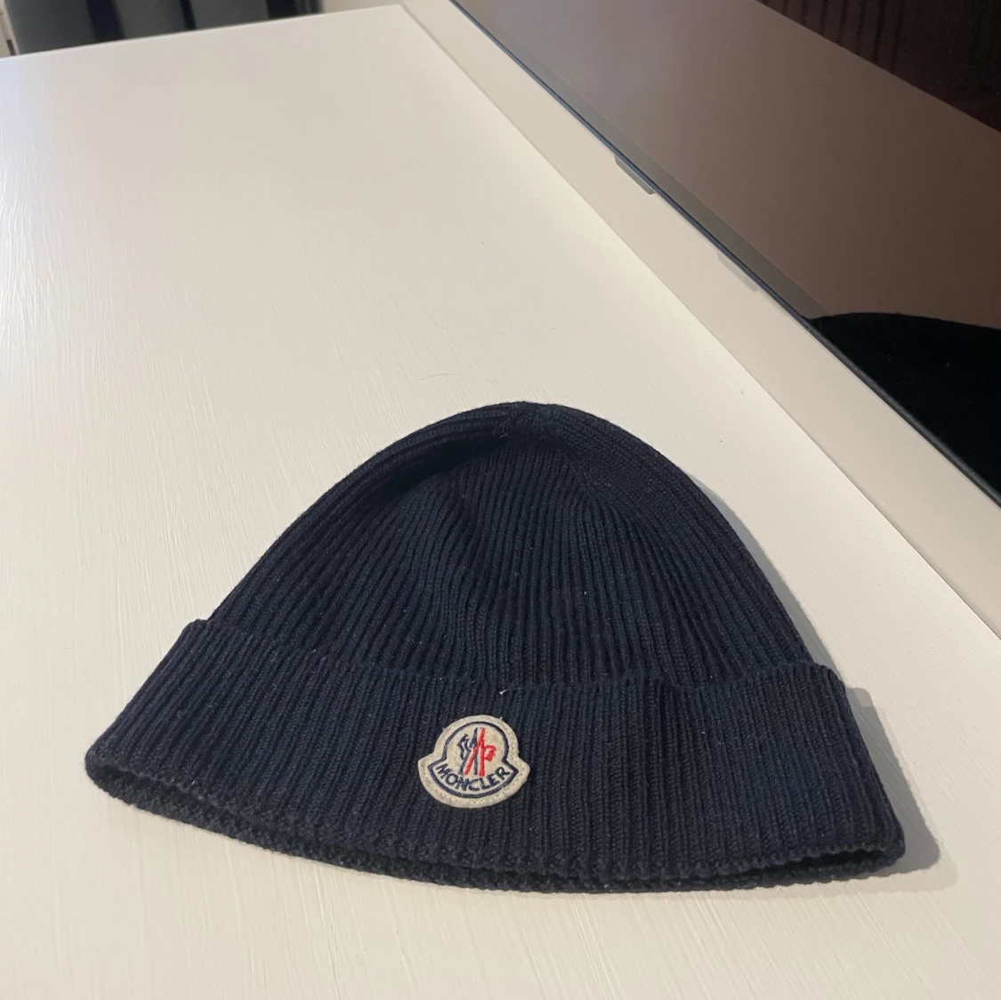 Mörkblå Moncler mössa