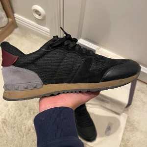 Valentino rockrunner - Säljer nu dessa feta valentino rockrunners i skicket 8/10🔥bara lite smutsiga, så det går att få de i lite finare skick, de är i storlek 40 men passar även 41 enligt mig , priset är inte hugget i sten🪨 skriv privat för fler frågor eller funderingar💯