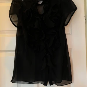 Så fin blus i sån st tropez - Oanvänd blus ifrån st tropez med volanger och puffärm på axeln! Så så fin