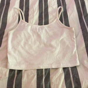 Vitt linne - Säljer nu mitt vita linne som är köpt på new yorker. Den är använd en del men fortfarande i bra skick och inga defekter vad jag kan se. Storlek S. Hör av dej vid intresse eller för mer info. Köparen betalar frakten💕