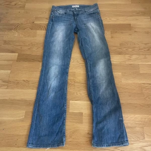 Blå jeans från Lee - Säljer ett par lågmidjade blå jeans från Lee. Vet inte vilken storlek men mått står på andra bilden.