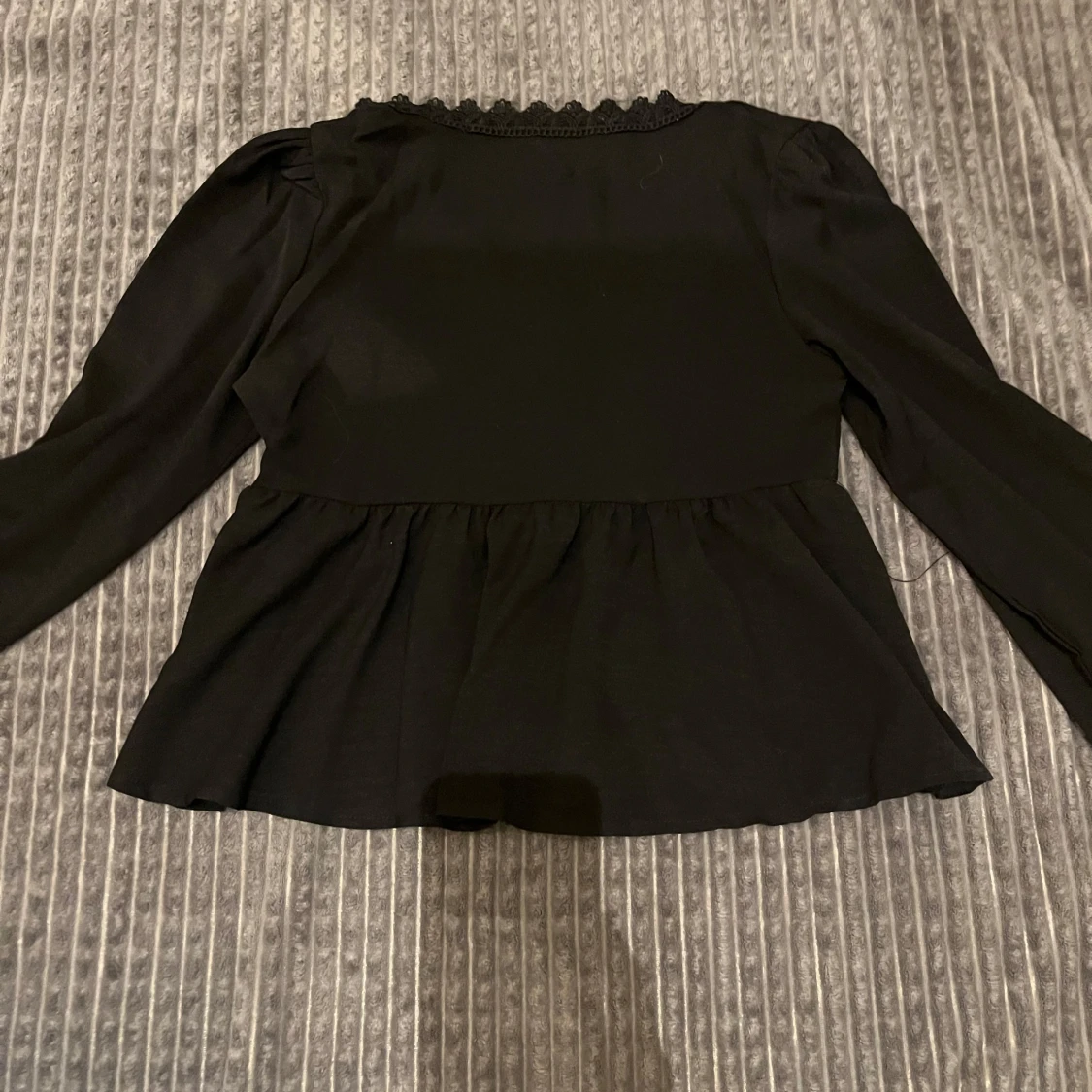 Svart blus med spetsdetaljer - 91