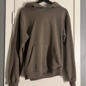 Hoodie - Hoodie från H&Ms barnavdelning i storlek 170. Den passar en S, kanske M eftersom den är oversized. Fin färg och använd lite. Nypris: 149kr🤎