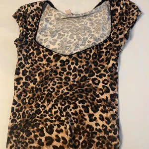 Leopard topp  - Säljer min Nelly topp som endast är använd två gånger!