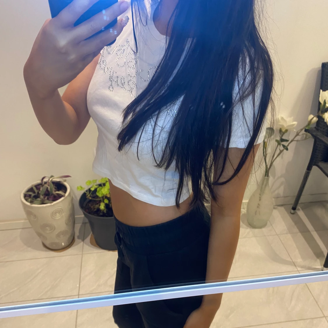 Vit croppad t-shirt med strassdetaljer