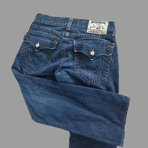 True religion jeans  - ✅Intressekoll på dessa as feta bootcut Truereligion jeansen i storlek 32✅🎨 Bild två visar bäst hur färgen är i verkligeheten🎨 Jättebra skick på byxorna🙏 Jeansen passar lika bra på tjejer som killar enligt mig så är som unisex✅💸Kom privat för fler frågor, prisförslag, bilder, mått mm💸✅