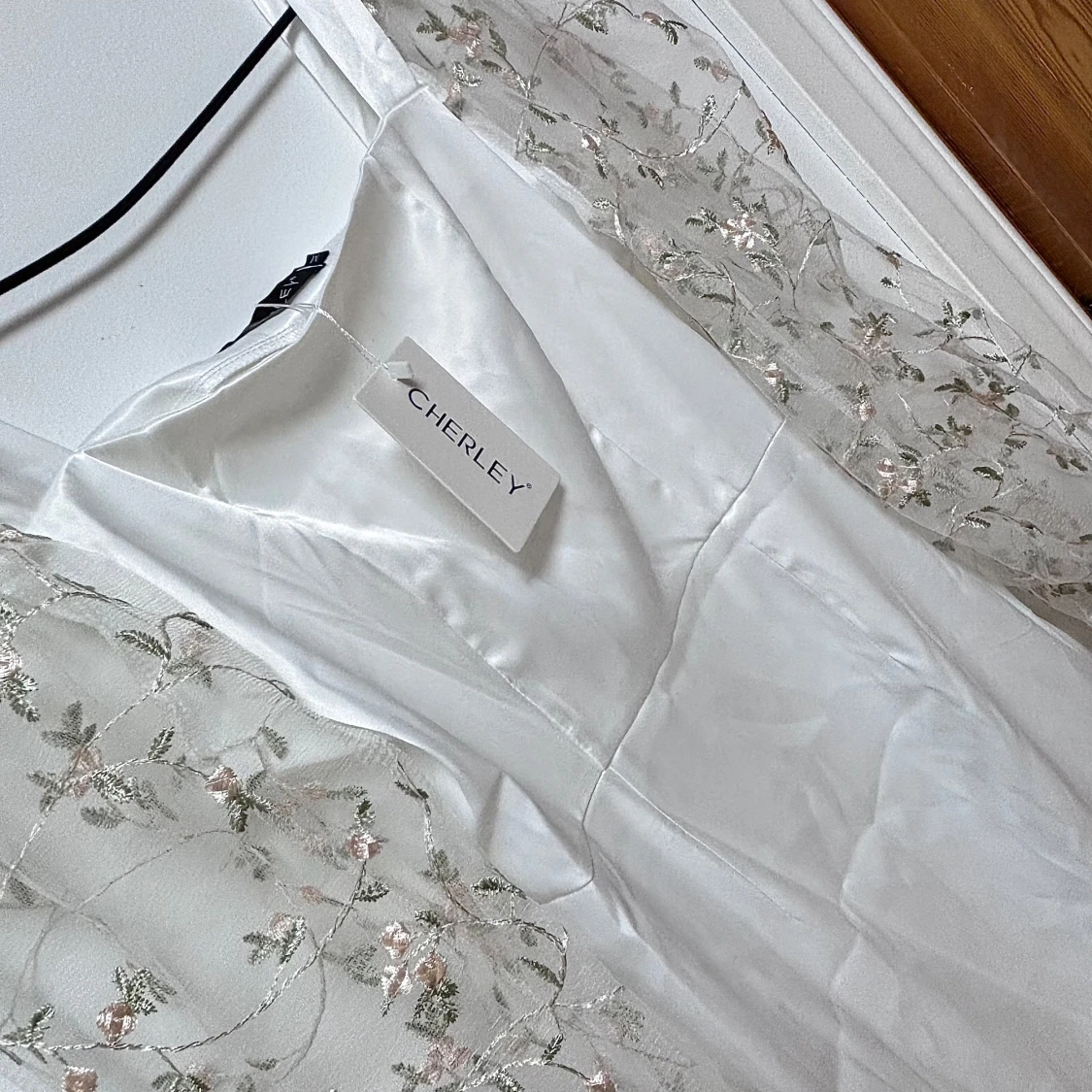 Vit klänning med blommiga ärmar från Cherley - 90