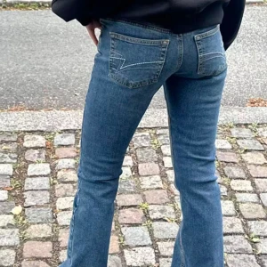 Lågmidjade bootcut jeans - Säljer mina lågmidjade bootcut jeans från junkyard💘 köptes för 600kr. Storlek XS men skulle säga att dem passar någon som är 160-165 cm. Fina detaljer på fickorna💕💕💕pris går att diskutera‼️‼️