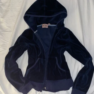 Mörkblå munkjacka från Juicy Couture - Superfin och i bra skick. En äldre modell, så det står M på lappen men skulle säga att den snarare passar S (beror på hur tajt man vill att den ska sitta)