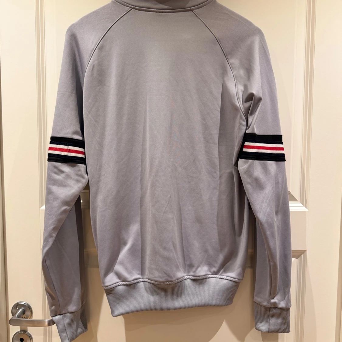 Grå och svart träningsjacka och byxor från Jordan - 90