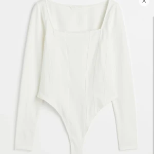 Vit långärmad bodysuit🤍 - Väldigt fin långärmad body med korsett effekt. Är i bra skick! 