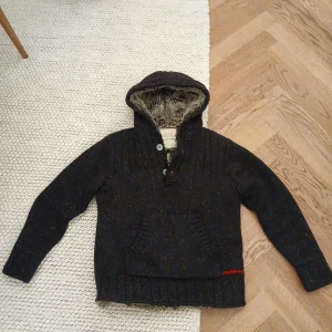 Unik Fodrad Cardigan - Tja, säljer en unik, vintage, fodrad cardigan som är väldigt populära just nu. Priset är inte fast så tveka inte med att ställa frågor👍